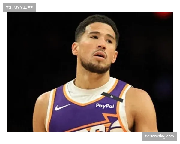 布克上半场表现抢眼，12投命中6球贡献17分5板4助